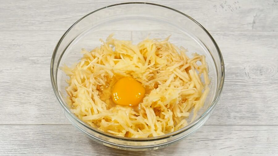 Господині розповіли, що додати в деруни, аби вони не розвалювалися