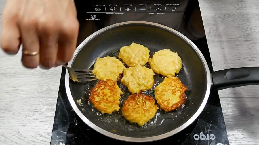 Господині розповіли, що додати у деруни, аби вони не розповзалися 