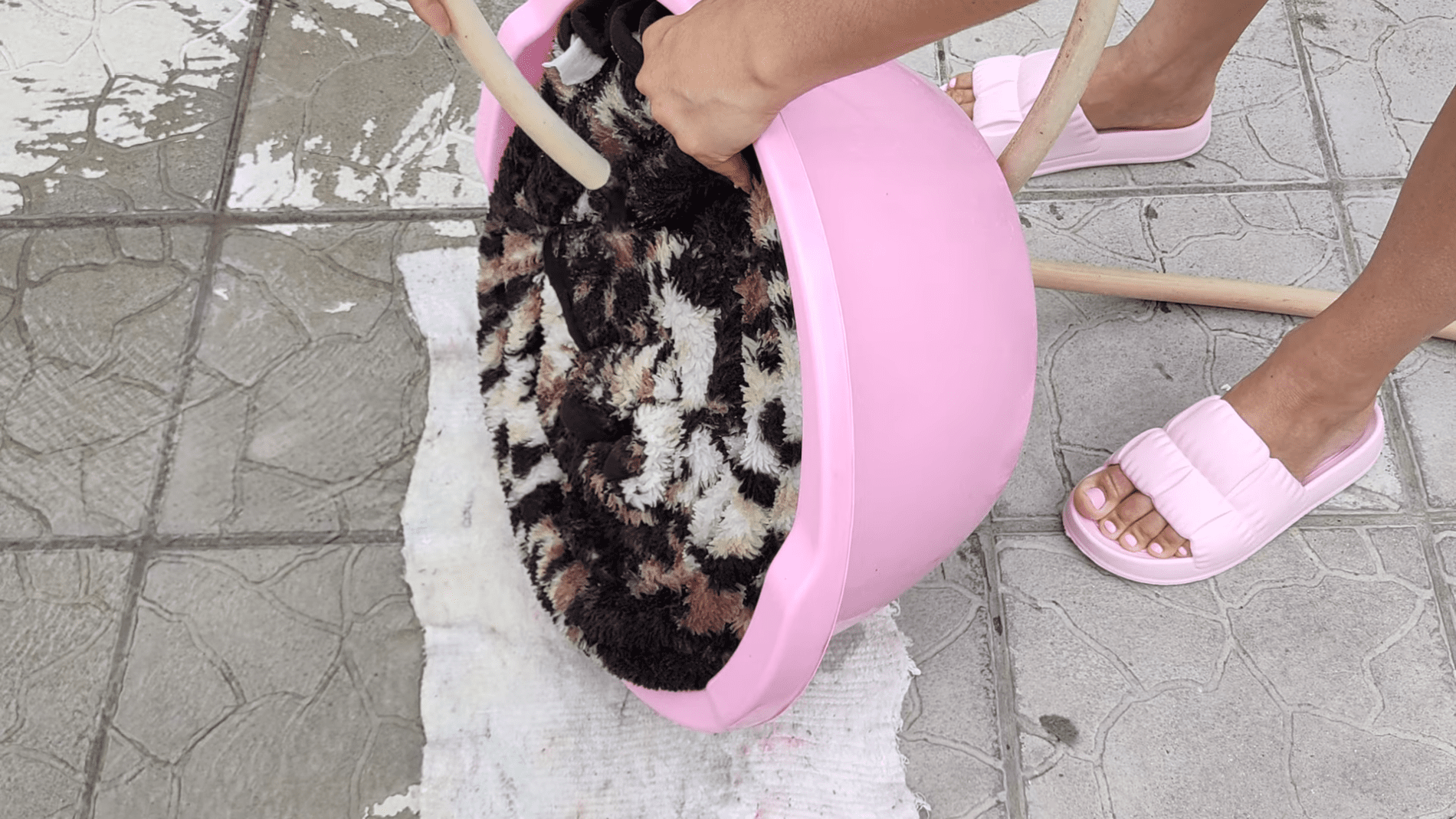 Експерти розповіли, як випрати великий плед у маленькій пральній машині