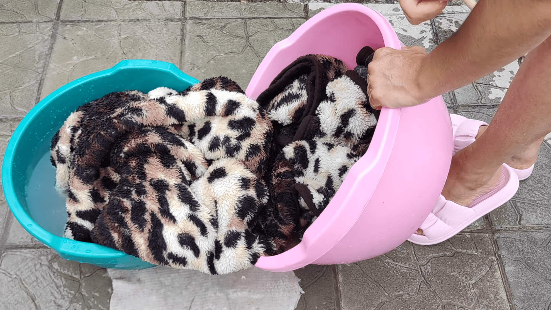 Експерти розповіли, як випрати великий плед у маленькій пральній машині