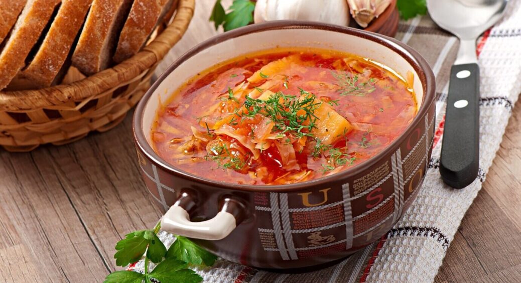 Тепер мій чоловік у захваті: свекруха поділилася секретом свого борщу, який у неї завжди виходить ідеальним 