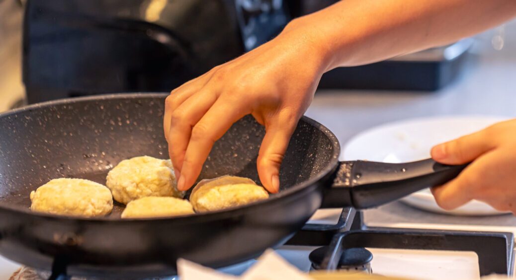 Під час смаження їжа до сковорідки більше не прилипає: кума зробила “трюк” за 3 хв – спрацював на “ура” 
