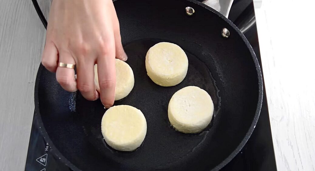 Борошно і манка в сирники — минуле століття: 1 інгредієнт за 20 грн не дає їм розвалюватися + так смачніше 