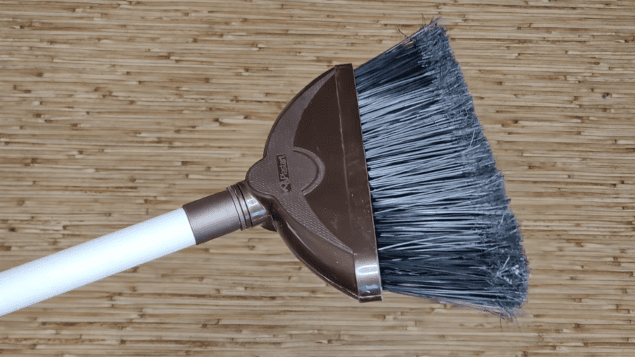 Господині розповіли, як за повірʼями треба ставити віник у куток 