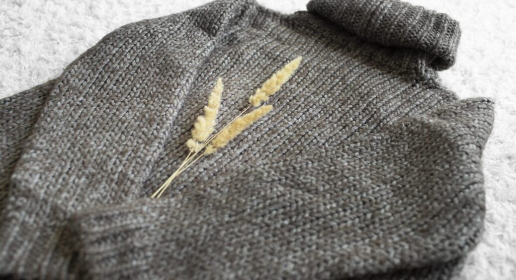 Светри з вовни більше не “колються”: свекруха показала свій фірмовий метод прання – тепер мʼякі, наче пух 