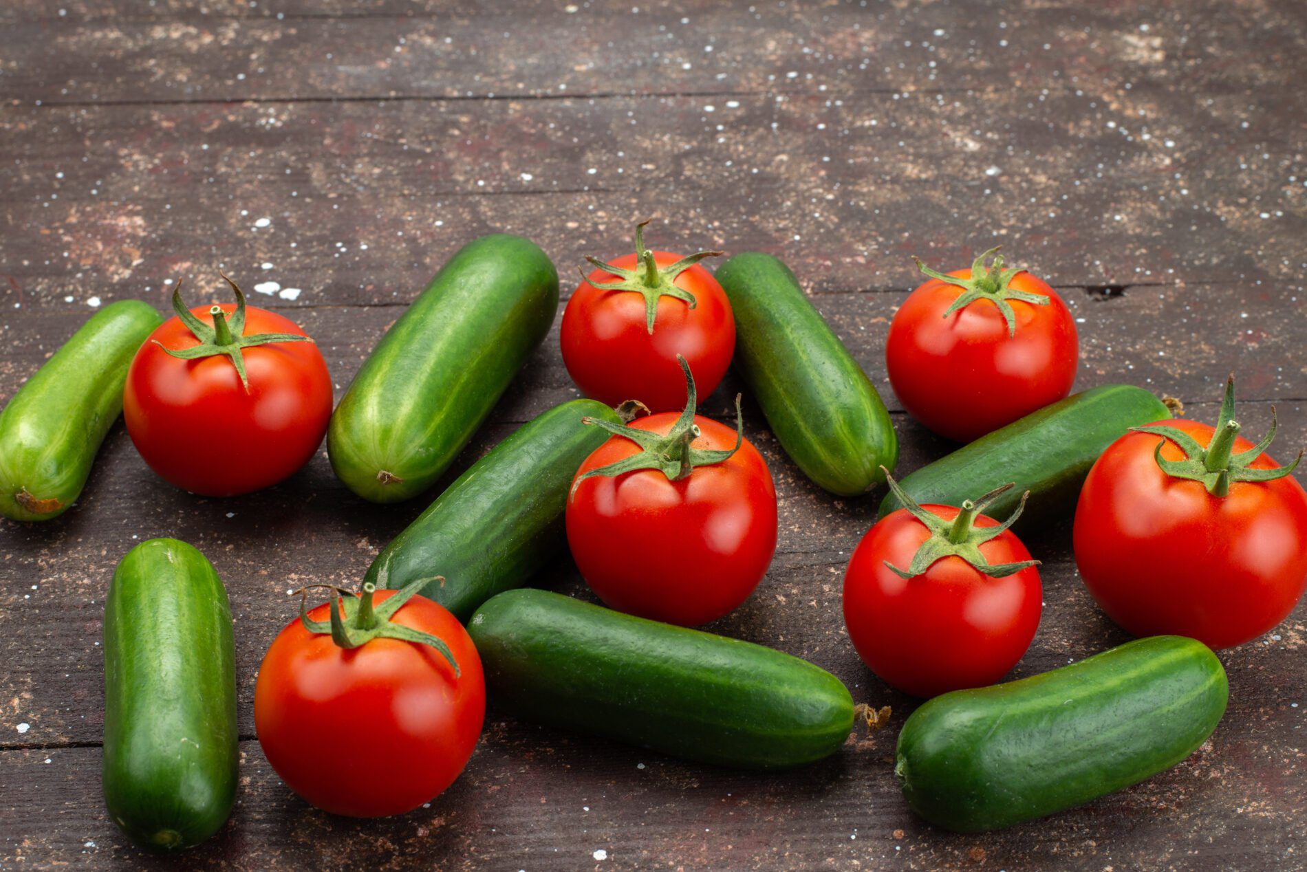 Агрономи розповіли, чи можна садити огірки поряд з помідорами