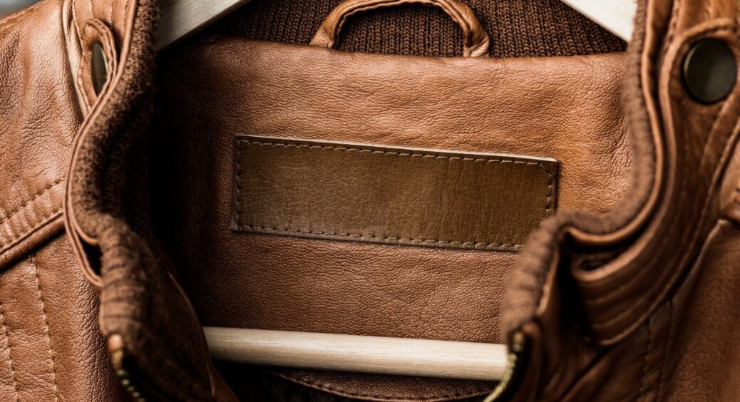 Кума викинула куртку, яку купила в 2024, а моя 7 років як нова – знаю “фішку” для догляду за шкіряним одягом 