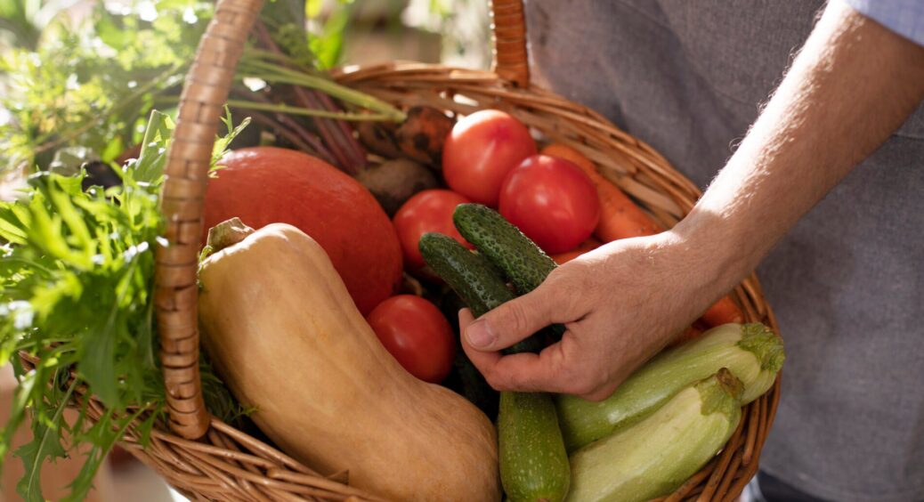 Продавчиня в магазині “впарювала” дороге добриво, та я не дурна – маю безкоштовне, як і більшість садівників 