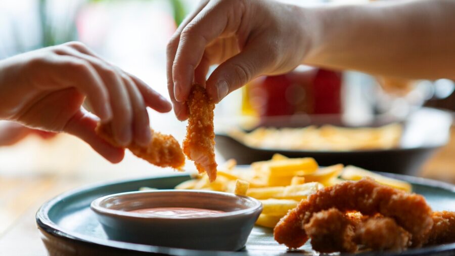 Кухарі пояснили, як приготувати вдома смачні, хрусткі та корисні нагетси