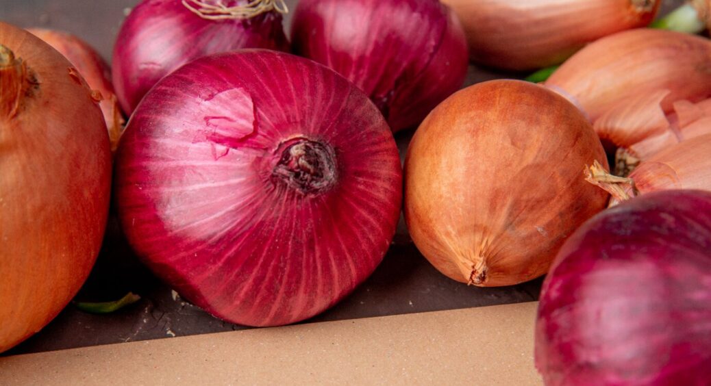 Не тільки пасхальні яєчка так фарбую: що я ще роблю з цибулевим лушпинням вдома та у господарстві — 5 трюків 