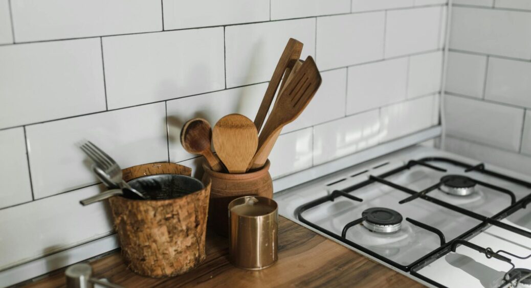 Драбина не потрібна: як за 7 хвилин прибрати найвищу точку своєї кухні – пилу на фасадах, як і не було 