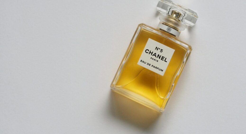 Раніше улюблені парфуми й 1 годину не тримались, тепер пахнуть 12 годин поспіль: секрет в нанесенні 