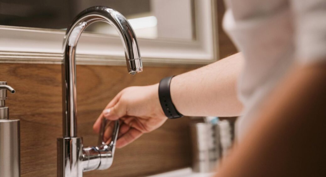 Довела водичку до кипіння, потім додала трішки соди: старинний метод очистити засмічення у кухонній раковині 