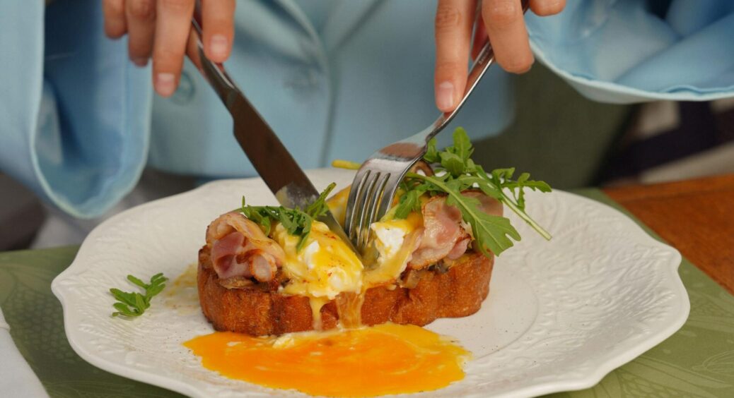 Ці 5 продуктів не можна їсти в проміжок від 21:00 до 23:00: причина та повний список заборонених смаколиків 