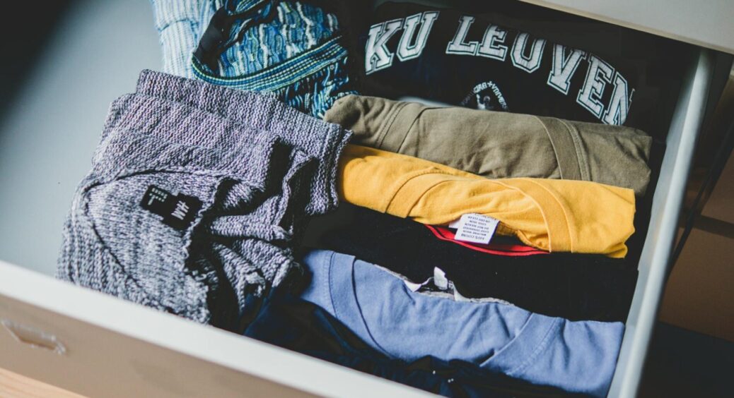 Все життя мала дилему, як зберігати речі у глибокій шафі: 5 зручних способів, аби був порядок і “система” 