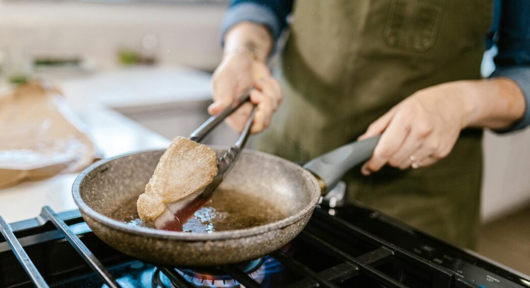 Олія більше не бризкає на плиті: це не “Вуду”, а 3 простих прийоми, які використовую завжди перед смаженням 