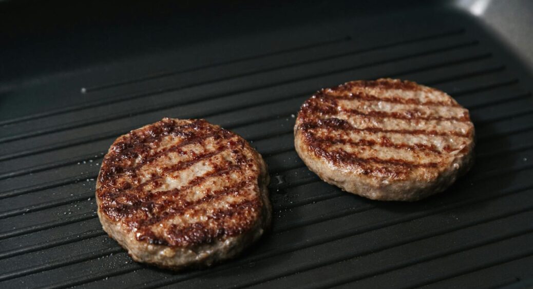 Сік з котлет можна буде збирати у 3-літрові банки: 1 секретний інгредієнт у фарші робить закуску соковитою 