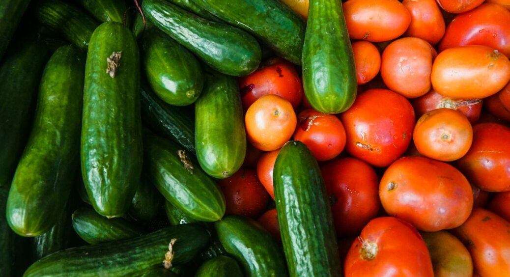 “Кмітливі” дачники давно роблять так: як допомогти огіркам і помідорам зав’язати плоди – спосіб на мільйон 