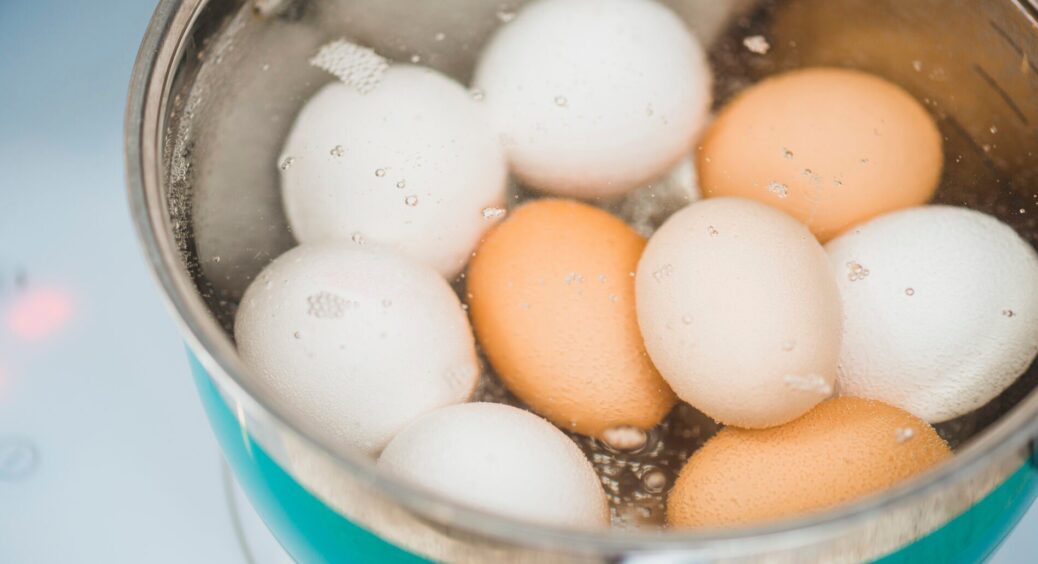 Свекруха 37 років пропрацювала в дитячому садочку кухарем і навчила мене: як варити яйця, щоб не “репались” 