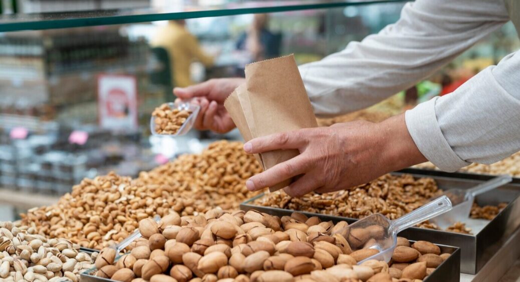 Горіхи не гіркнуть у банках цілих 12 місяців: підсушую 20 хвилин при 110 і додаю 1 чайну ложку рису 