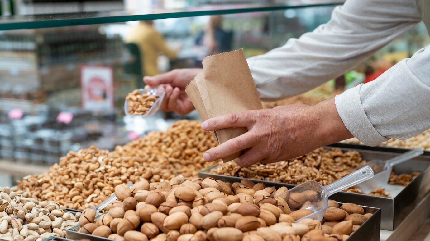 Продавці пояснили, як визначити свіжість сухофруктів та горіхів на ринку