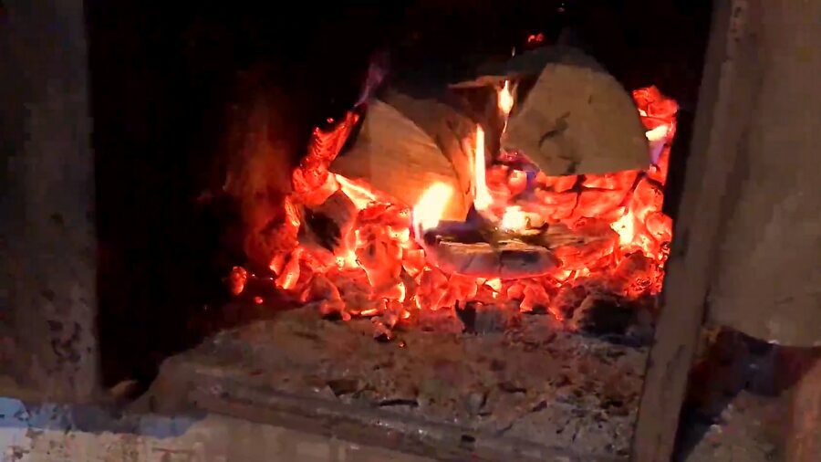 Господарі розповіли, як очистити димохід підручними засобами 