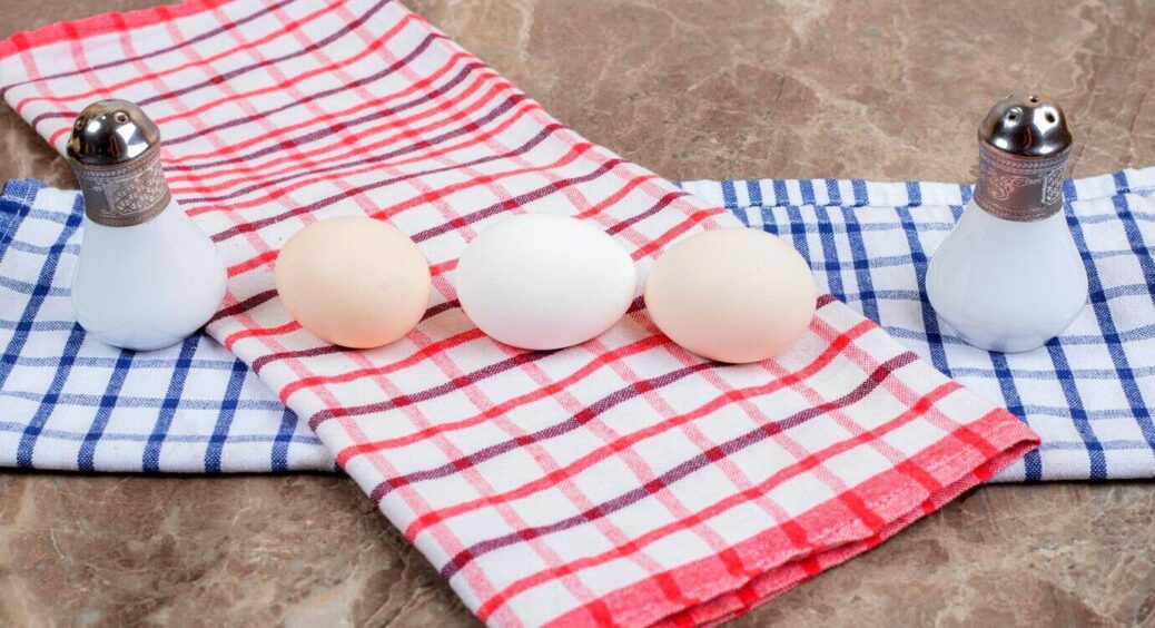 Із записок 80-річної бабусі: кухонні рушники відперуться до ідеалу, якщо замочити їх у цьому інгредієнті 