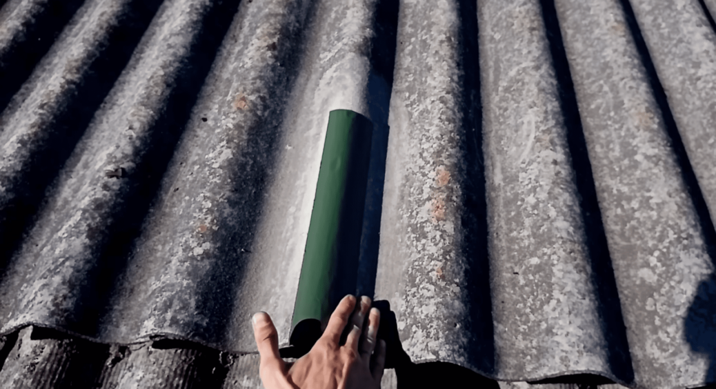 Кум-будівельник розкрив трюк, як “залатати” дах без майстрів: економія шалена, і впорається навіть білоручка 