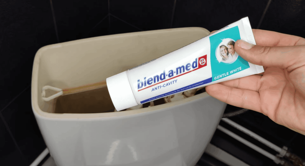 Під кришкою бачка унітазу був жах: слиз, наліт і запах – але 0,5 пляшки засобу й тепла вода зробили диво 