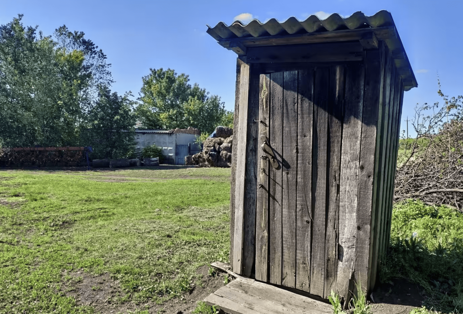 Експерти розповіли, як позбутися неприємного запаху з сільського туалету