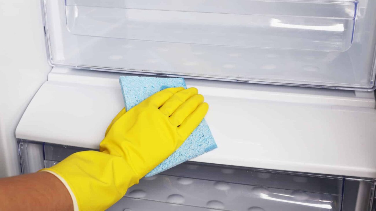 Як прибрати неприємний запах у холодильнику