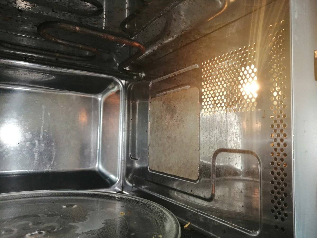 Експерти розповіли, як швидко та без зайвого клопоту очистити мікрохвильову піч оцтом і лимоном