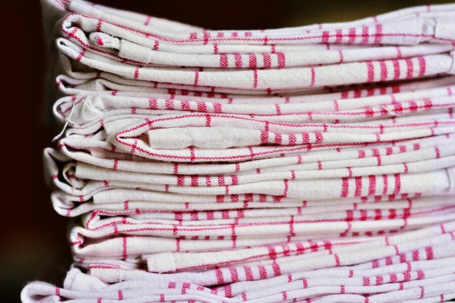 Після цього ефективного засобу навіть віковий нагар та жир легко зникнуть з кухонних рушників та прихваток