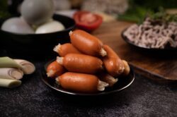 Кулінари розповіли, чи можна варити сосиски прямо в плівці 