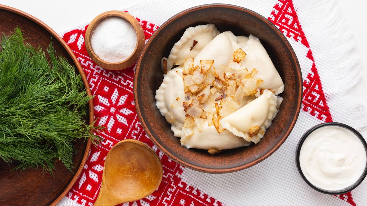 Кулінари розповіли, скільки варити вареники з різними начинками