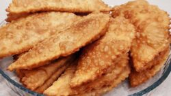 Кулінари розповіли, як приготувати хрусткі чебуреки на заварному тісті 
