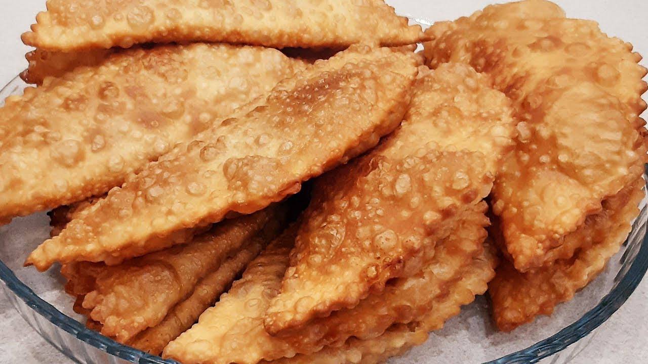 Кулінари розповіли, як приготувати хрусткі чебуреки на заварному тісті