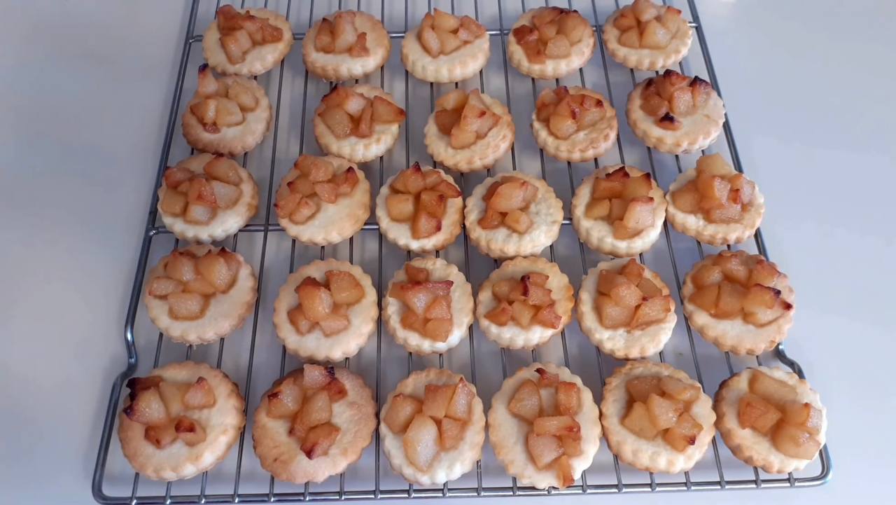 Шеф-кухарі поділилися рецептом смачного печива з пісочного тіста на сметані