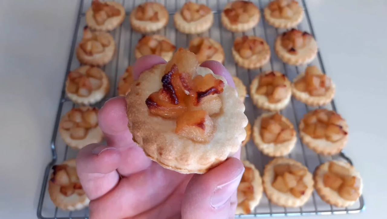 Шеф-кухарі поділилися рецептом смачного печива з пісочного тіста на сметані