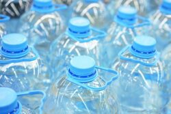 Садівники розповіли, як з користю використовувати пластикові пляшки на дачі 