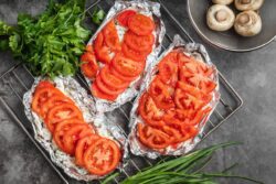 Кулінари назвали п’ять продуктів, які не варто запікати у фользі 