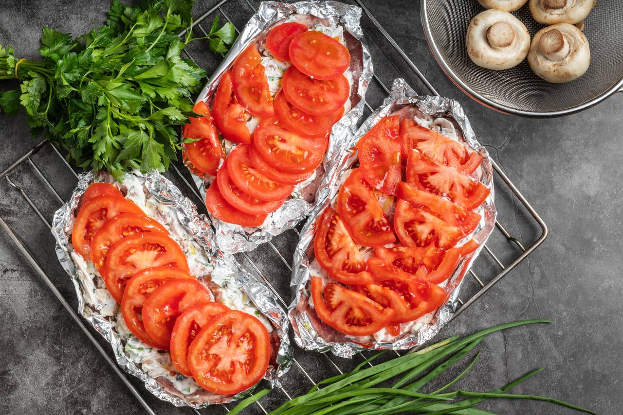 Кулінари назвали п'ять продуктів, які не варто запікати у фользі