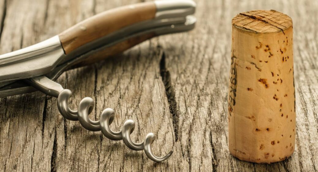 Сусід-агроном із 38-річним стажем розкидає винні пробки на городі: спочатку сміялася, а тепер теж так роблю! 