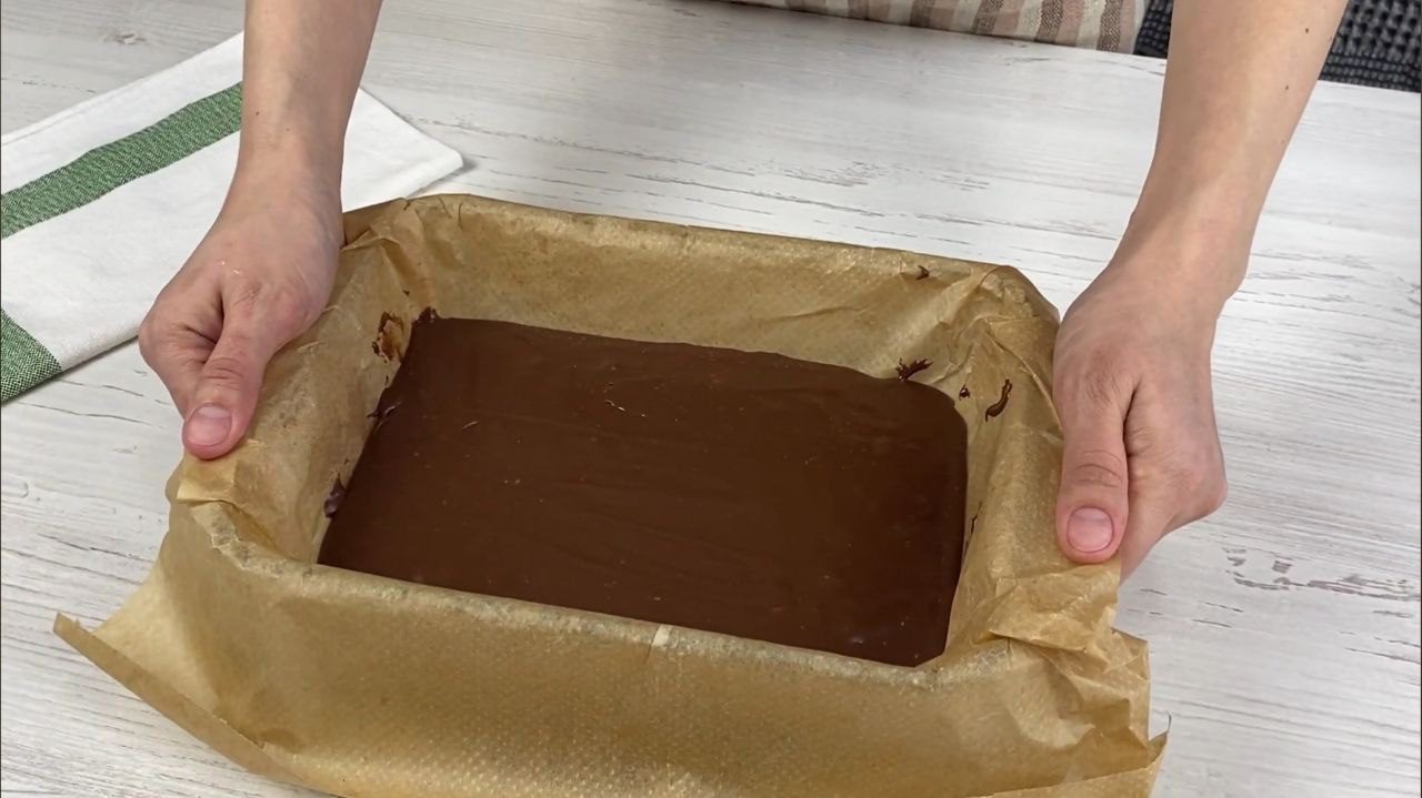 Такий шоколадний десерт без випічки готую за лічені хвилини із двох інгредієнтів – смак не описати словами!