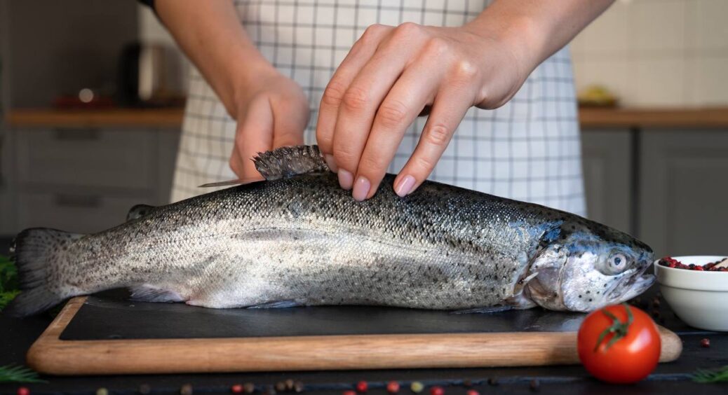 Кум-рибак навчив чистити рибу, щоб луска не розліталася по кухні. Як легко почистити карася і карпа за 5 хв 