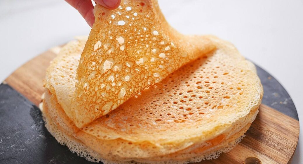 500 мл газованої води, 2 яйця та 200 г борошна – записуйте рецепт найтонших ажурних млинців: просто і смачно 