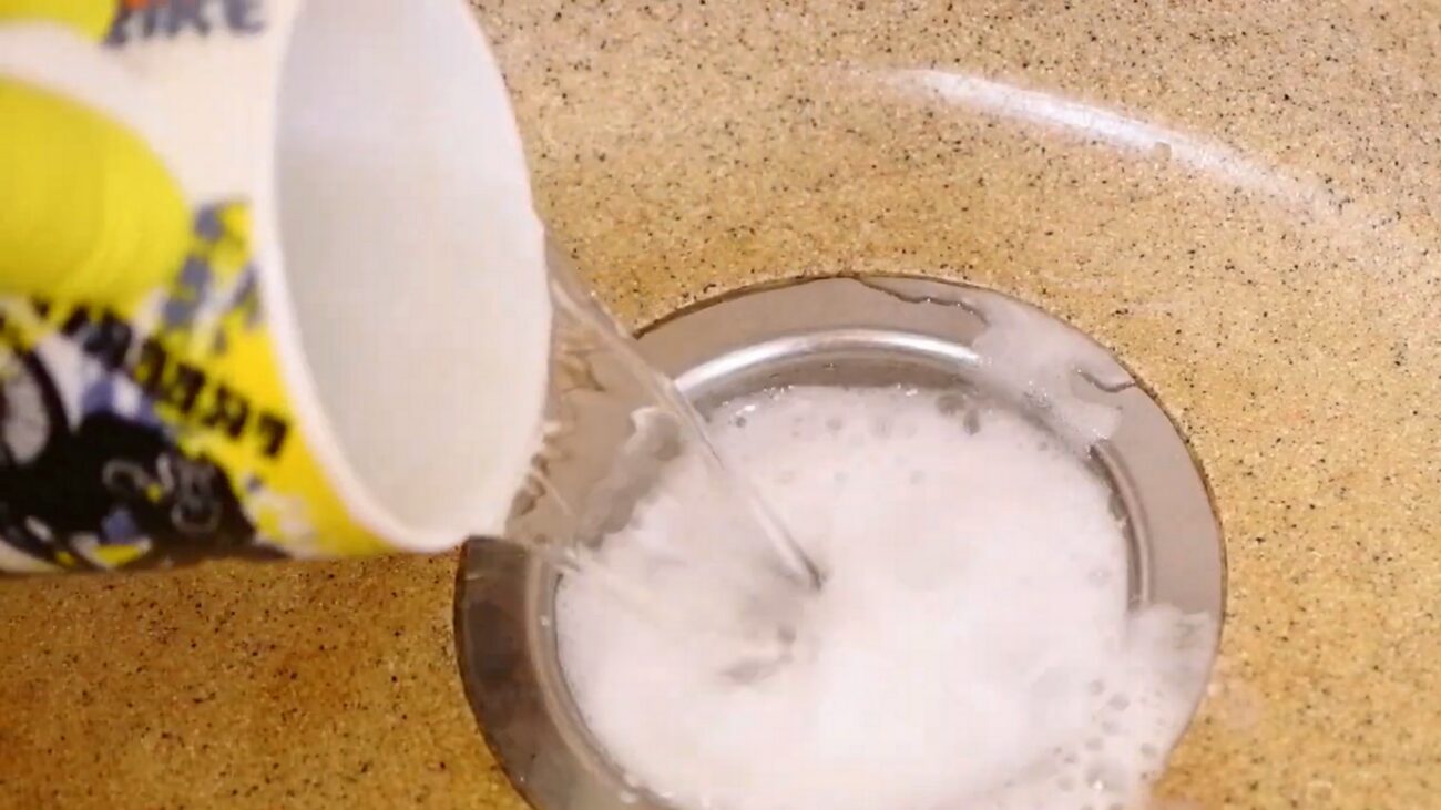 Господині розповіли, як прочистити злив у раковині за допомогою смаженої соди Господині розповіли, як прочистити злив у раковині за допомогою смаженої соди