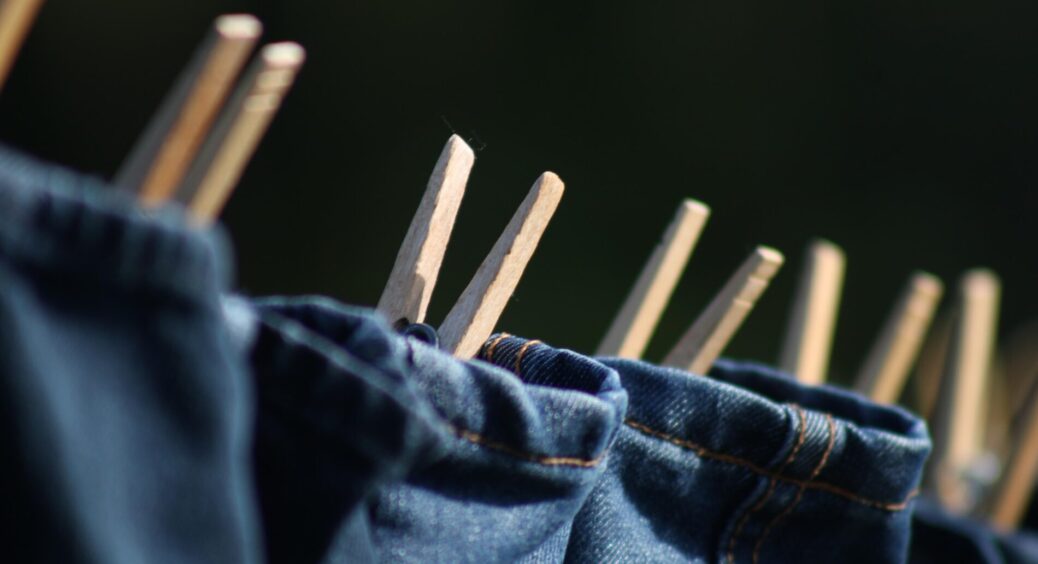 Сусідка Галя сказала: “Накрапала 1 штучку на ватний диск, і протерла одяг”. Жирних плям і шерсті не лишилось 