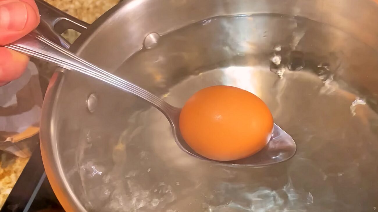 Кулінари розповіли, як варити яйця, щоб вони не тріскалися