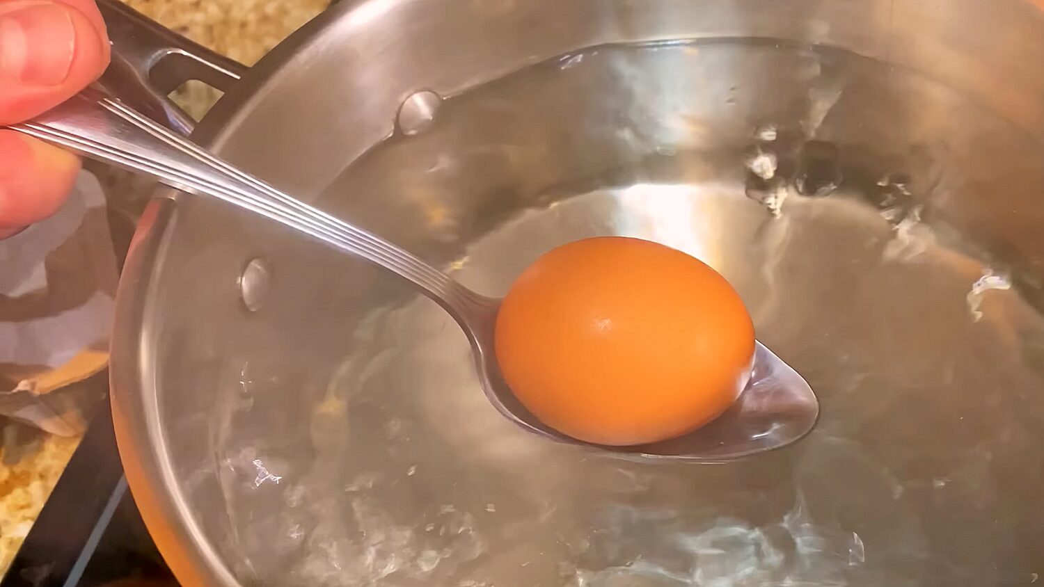 Кулінари розповіли, як варити яйця, щоб вони не тріскалися